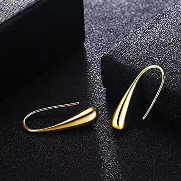 ✨✨18k Gold Drop Earring✨✨ - Picture 3 of 5